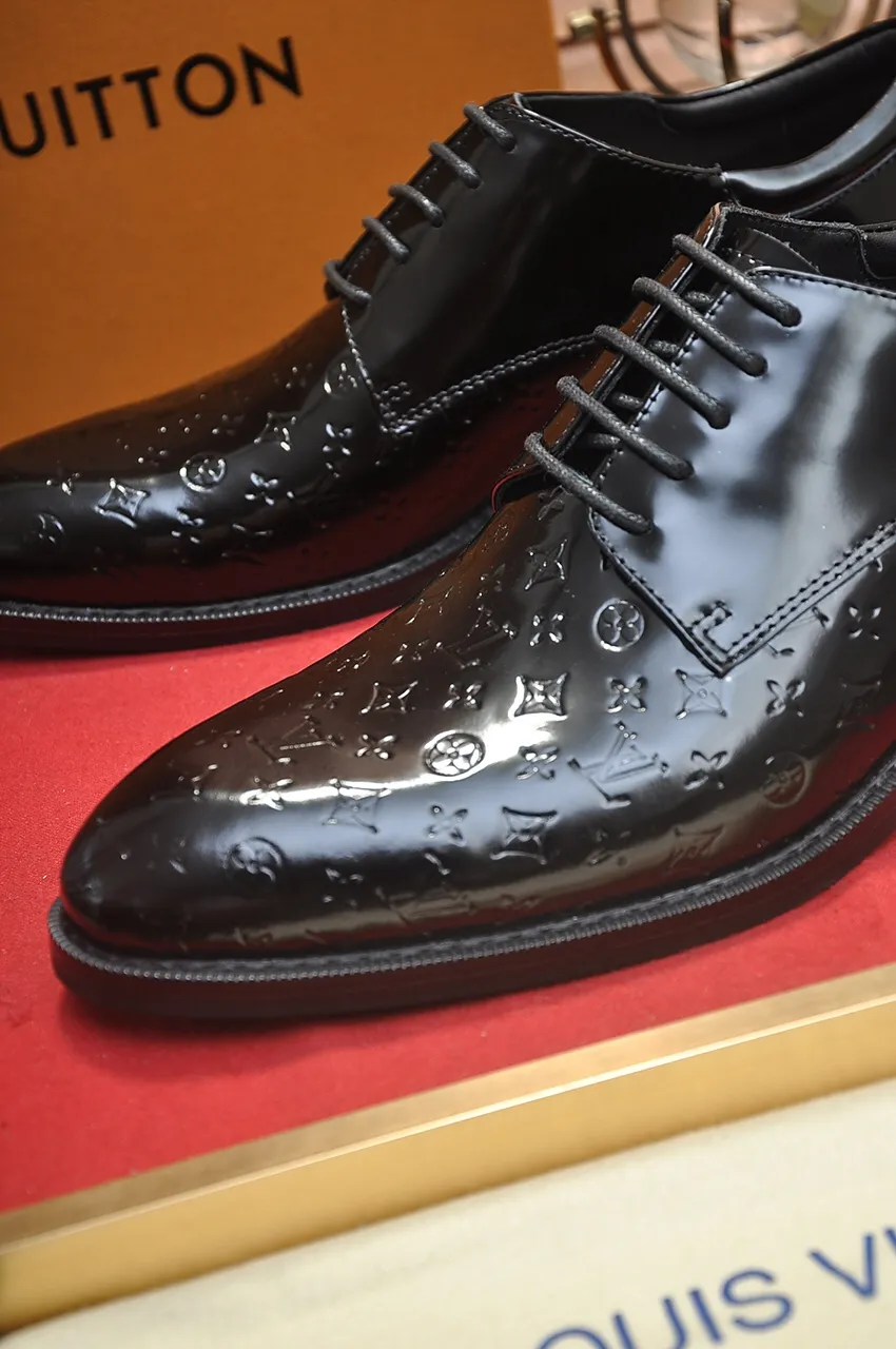 Men's men's shoes 💰520💶 [LV] (original single cowhide lining) 🍀LV's latest genuine leather business suit shoes are launched simultaneously on the official website. The first-layer cowhide imported from Italy is made of heavy gold, 💥official website 1:1 rubber outsole. Versatile to wear, high-end without losing class, and the color combination is extraordinary. This four-season style is alluring when worn on your feet, showing off your big-name flair. Standard code 38-45 (45 customized)